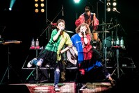 「PUFFY LIVE 2017 WHATEVER 21」東京公演の様子。（撮影：浜野カズシ）