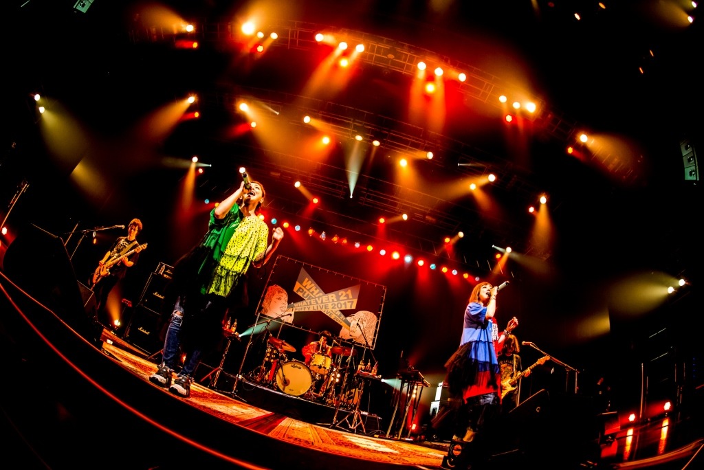 「PUFFY LIVE 2017 WHATEVER 21」東京公演の様子。（撮影：浜野カズシ）