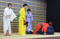 座布団を抱えきれず転ぶユーキ君（右）。