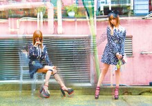 左から中村里砂、齋藤飛鳥（乃木坂46）。