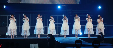 左から中西香菜、笠原桃奈、和田彩花、上國料萌衣、室田瑞希、佐々木莉佳子、勝田里奈、竹内朱莉。（写真提供：アップフロント)