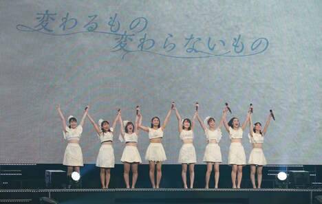 手をつないでファンに挨拶するアンジュルム。（写真提供：アップフロント)