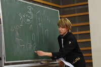 黒板芸を披露するタカシ。