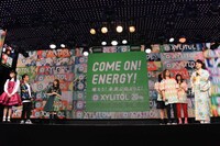 20組がパッケージした「キシリトールガム」のデザインを眺める登壇者たち。