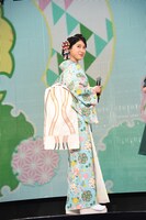 着物を見せる土屋太鳳。