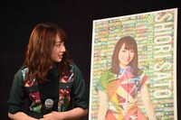 5月17日の読売新聞の朝刊に織り込まれる自身の新聞広告を見る佐藤詩織（欅坂46）。