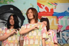 “サイマジョポーズ”を決めるヤバイTシャツ屋さん。