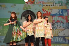 “サイマジョポーズ”を決める佐藤詩織（欅坂46）とヤバイTシャツ屋さん。