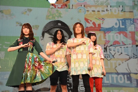 “サイマジョポーズ”を決める佐藤詩織（欅坂46）とヤバイTシャツ屋さん。