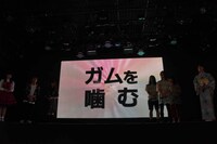 ヤバイTシャツ屋さん「とりあえず噛む」お披露目時の様子。