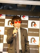 プレゼントされた真っ赤なサングラスをかけた木根尚登。（提供：ポニーキャニオン）