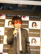 プレゼントされた真っ赤なサングラスをかけた木根尚登。(提供:ポニーキャニオン)