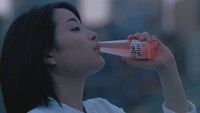「ファイブミニ」の新テレビCM「恋よりセンイ。」編のワンシーン。