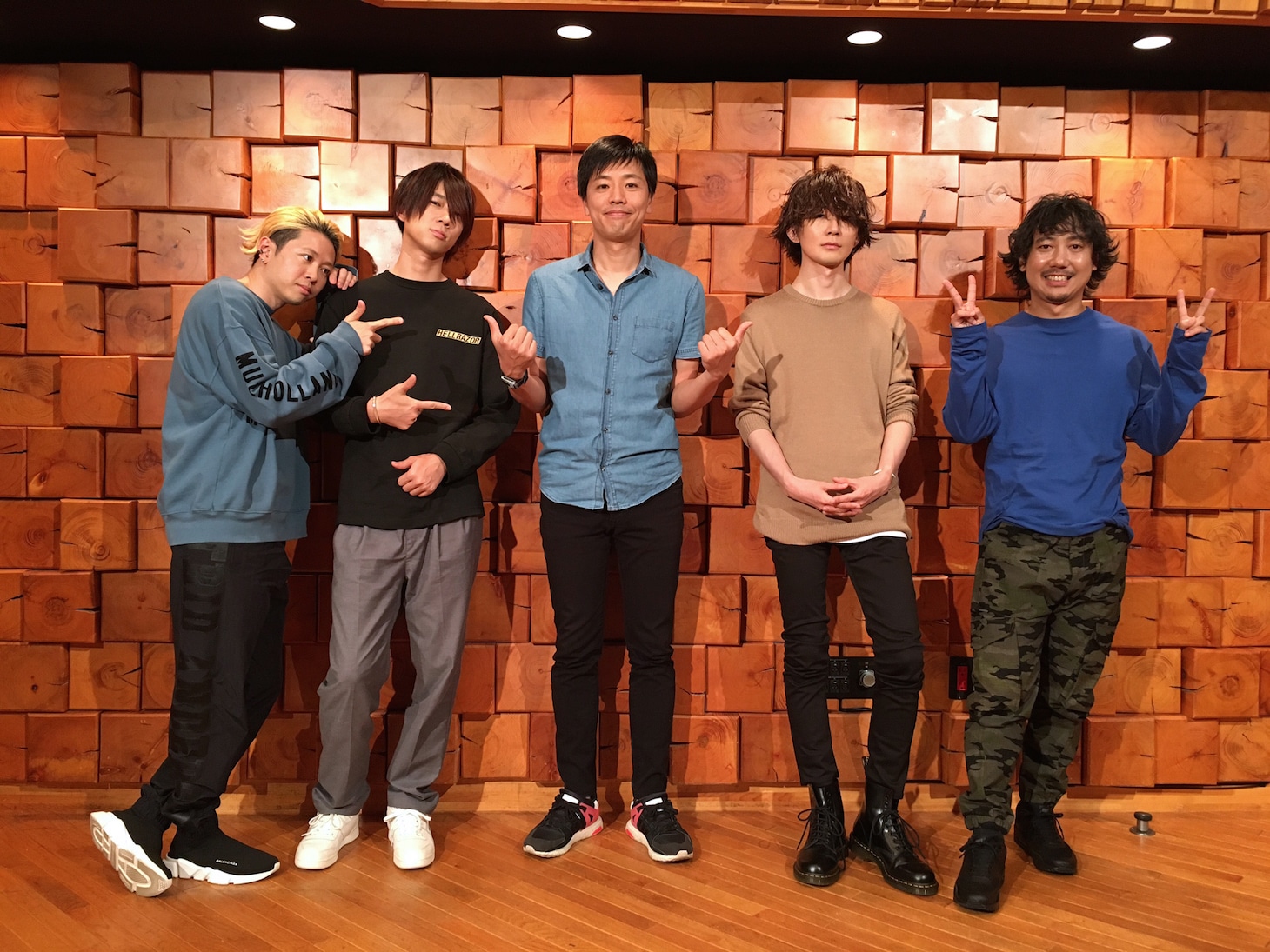 BUMP OF CHICKENと藤田琢己（中央）。
