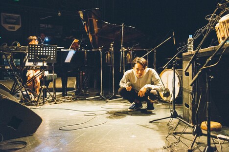 「座ったほうが集中できる」と語る環ROY。（撮影：後藤武浩）