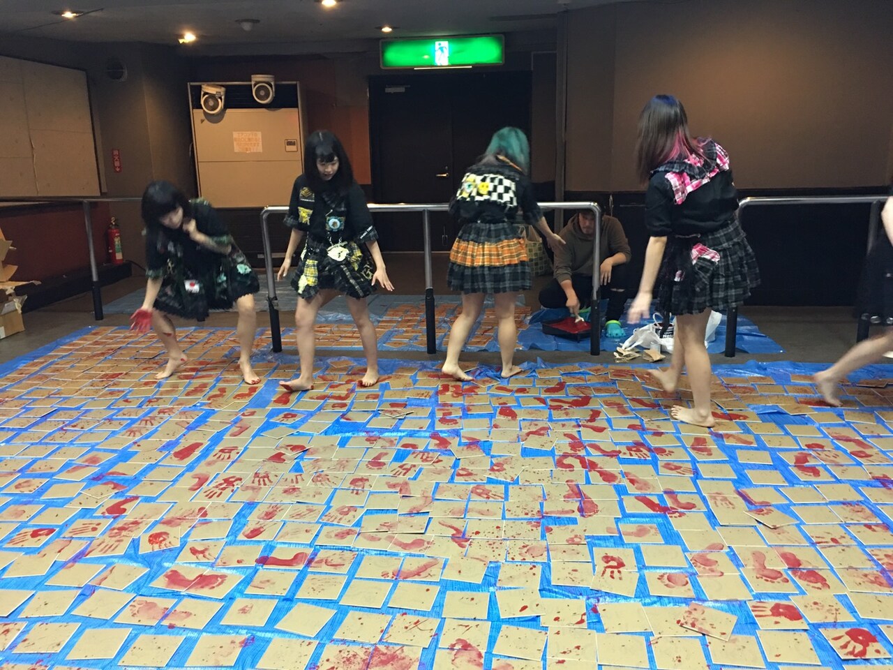 偶想Drop「Painfully violent」ジャケットの加工中の様子。