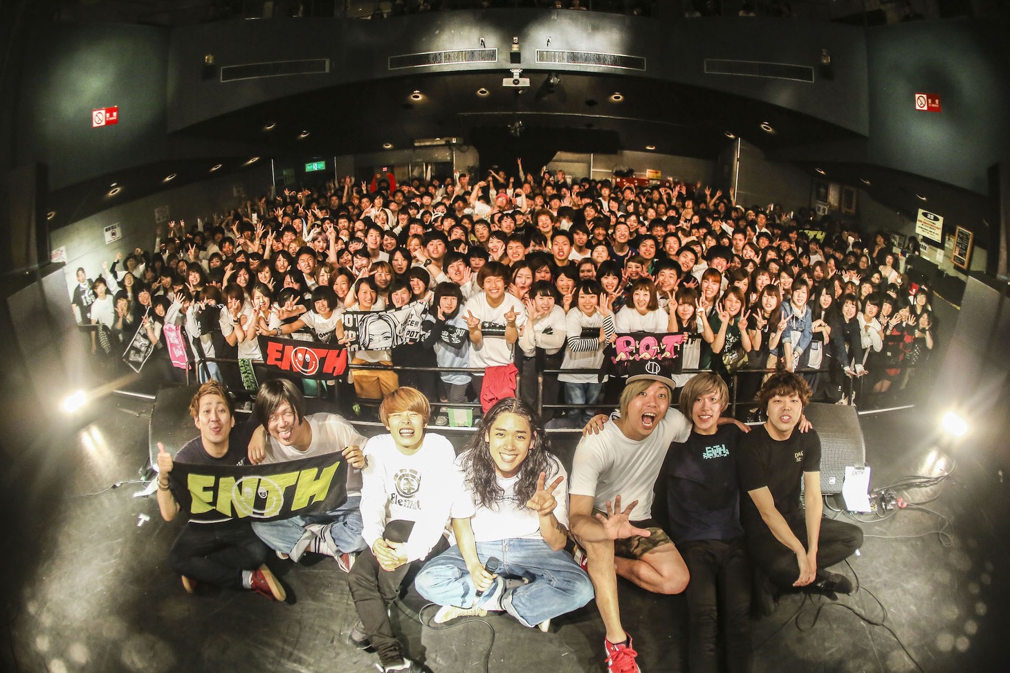 「PONTH!!」東京・TSUTAYA O-WEST公演終了後の記念写真。（Photo by SHINGO TAMAI）