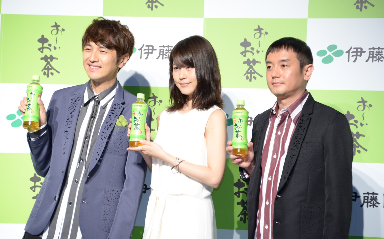 左から北川悠仁、有村架純、岩沢厚治。