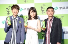 左から北川悠仁、有村架純、岩沢厚治。