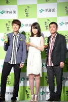 左から北川悠仁、有村架純、岩沢厚治。