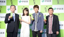 左から伊藤園専務取締役 マーケティング本部 本部長 社三雄氏、有村架純、ゆず。