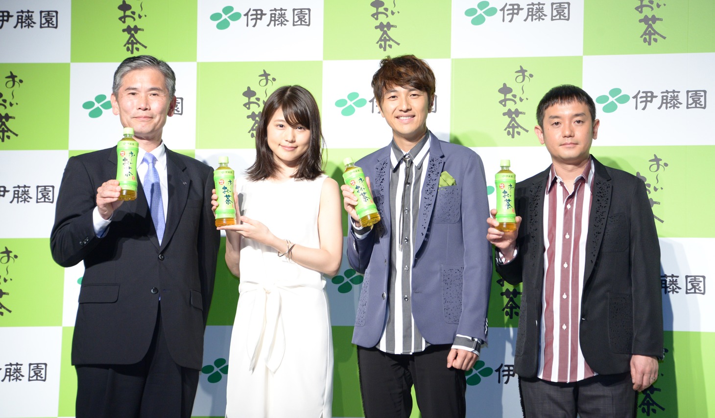 左から伊藤園専務取締役 マーケティング本部 本部長 社三雄氏、有村架純、ゆず。