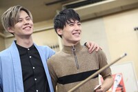 （左から）超特急のカイとユースケ。