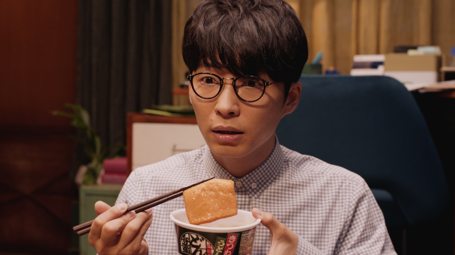 人気画像10位は「星野源『どん兵衛』CMで“どんぎつね”吉岡里帆と二人暮らし始める」より、日清「日清のどん兵衛」CMのワンシーン。