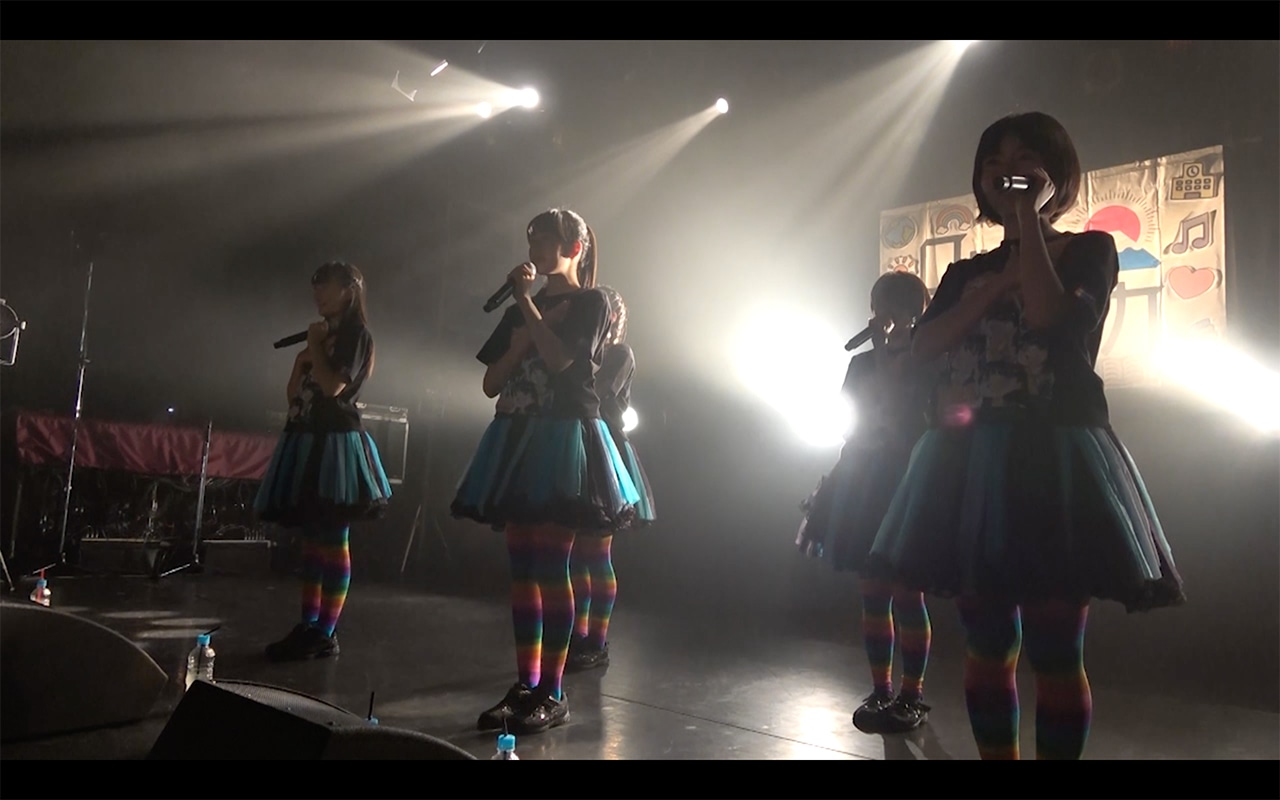 「ロッカジャポニカ 3rd TOUR ～Road to 1000～」東京・LIQUIDROOM公演で「だけどユメ見る」を披露するロッカジャポニカ。（写真提供：キングレコード）