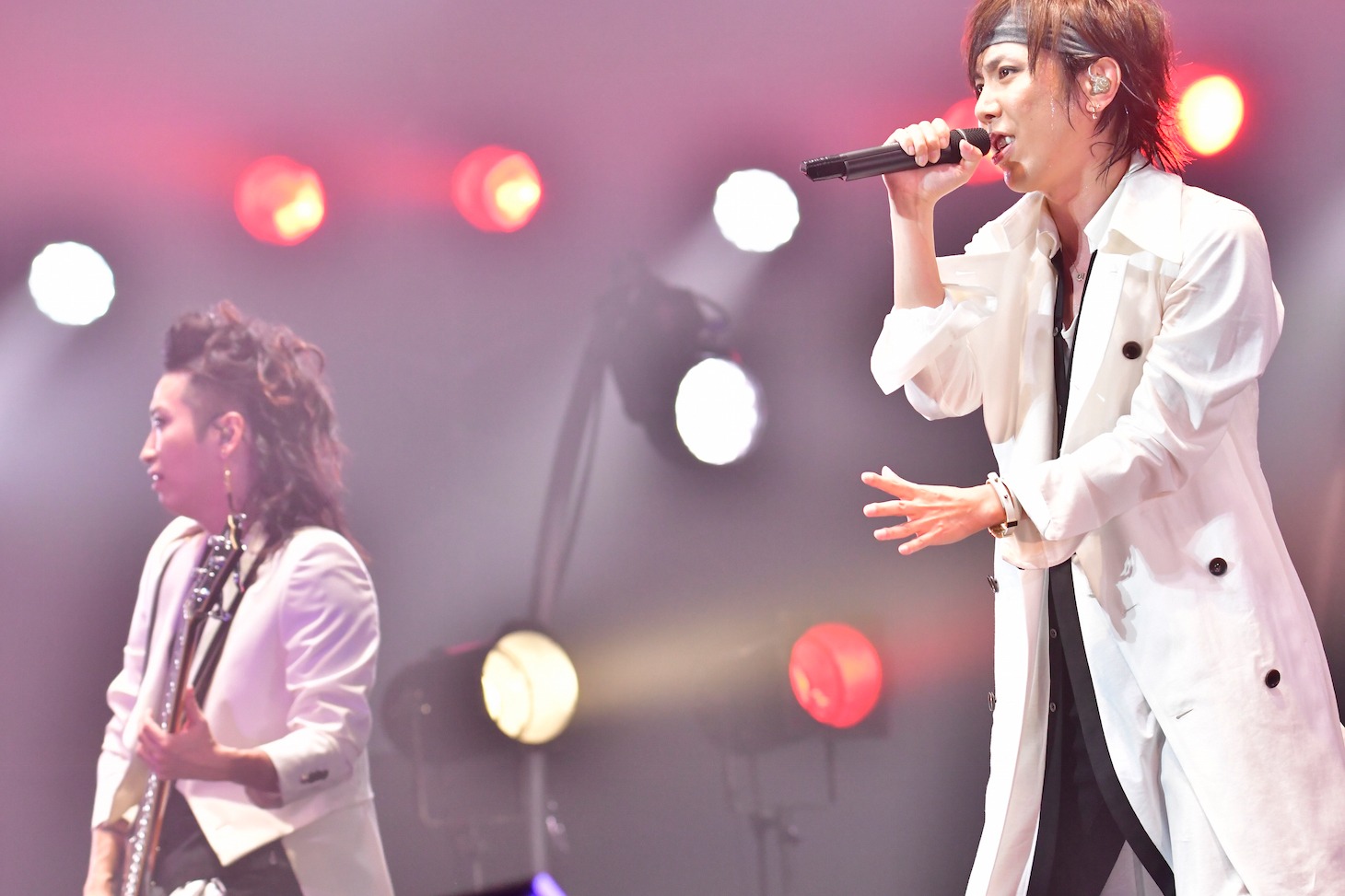 左から明希（B）、マオ（Vo）。
