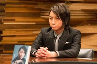 藤原竜也演じる曾根崎。 （c)2017 映画「22年目の告白－私が殺人犯です－」製作委員会