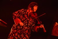 東出真緒（Violin）（Photo by Azusa Takada）