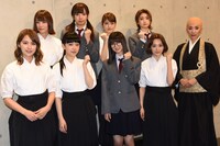 囲み取材の様子。