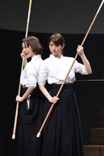 左から生駒里奈演じる野上えりと若月佑美演じる宮路真春。