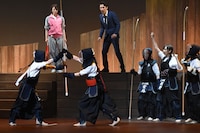 左から生駒里奈演じる野上えり、北野日奈子演じる的林つぐみ。