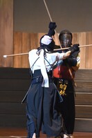 手前から生駒里奈演じる野上えり、北野日奈子演じる的林つぐみ。