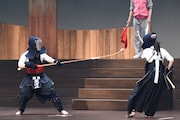 寒河江純(衛藤美彩)と東島旭(齋藤飛鳥)。