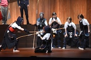手前左から寒河江純(衛藤美彩)、東島旭(齋藤飛鳥)。