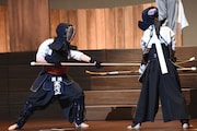 寒河江純(衛藤美彩)と東島旭(齋藤飛鳥)。