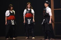 左から北野日奈子演じる的林つぐみ、衛藤美彩演じる寒河江純、堀未央奈演じる一堂寧々。