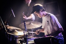 川上輝（Dr）（Photo by Ray Otabe）