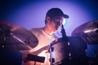 川上輝（Dr）（Photo by Ray Otabe）