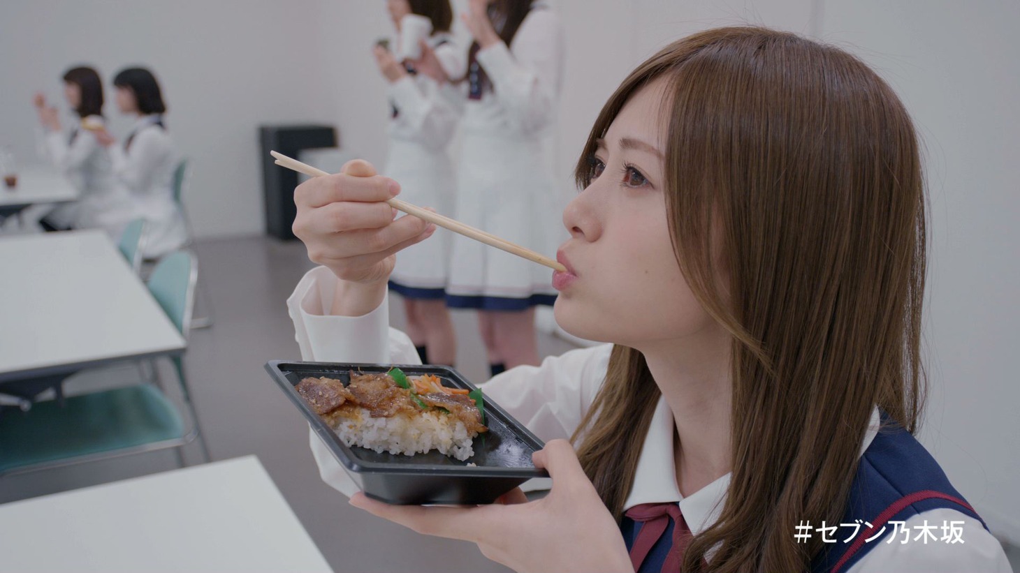 「乃木坂46がマネキンチャレンジ！」より、弁当を頬張ったまま固まる白石麻衣。