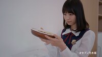 ミートソースパスタを見つめたまま固まる西野七瀬。