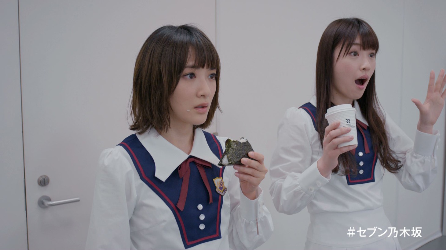 頰に米粒を付けて固まる生駒里奈（左）。