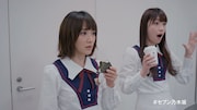 頰に米粒を付けて固まる生駒里奈(左)。