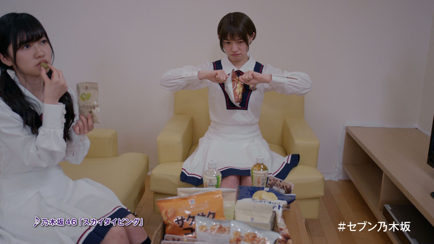 チョコシューの袋を開けようとして固まる中田花奈（右）。