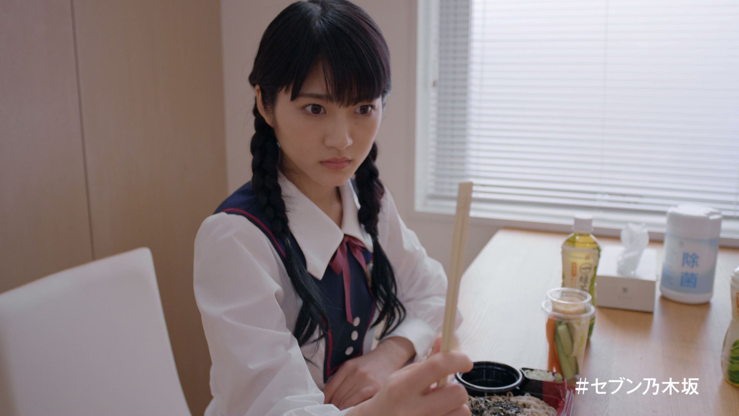 箸をまじまじと見つめたまま固まる若月佑美。