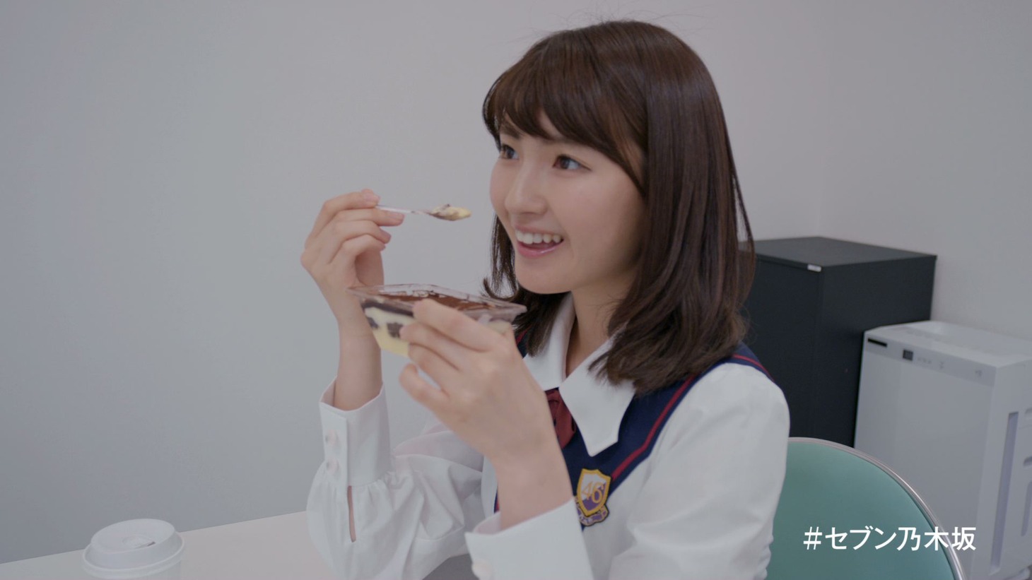 ティラミスを手に笑顔のまま固まる井上小百合。