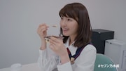 ティラミスを手に笑顔のまま固まる井上小百合。